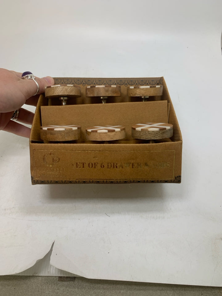 NIP WOOD/WHITE CIRCLE DRAWER KNOBS 6.