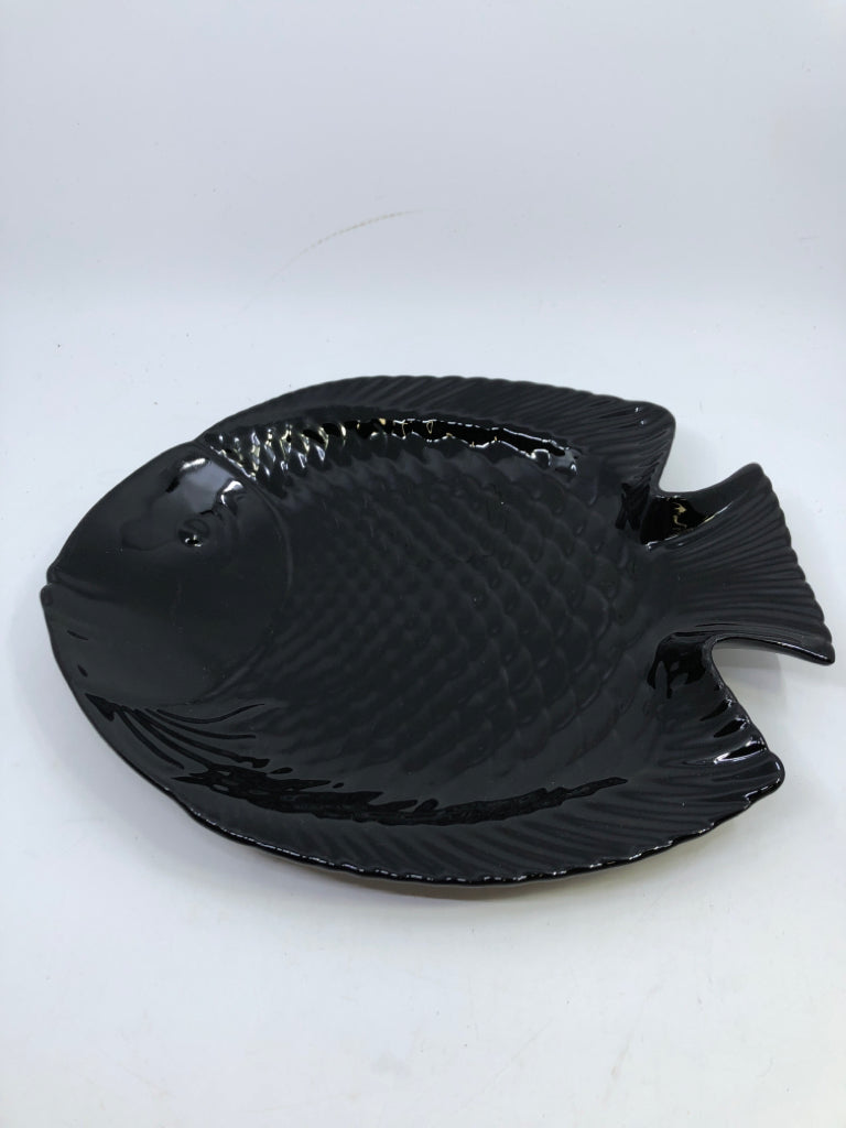 BLACK CERAMIC FISH SHAPED SERVING PLATTER.