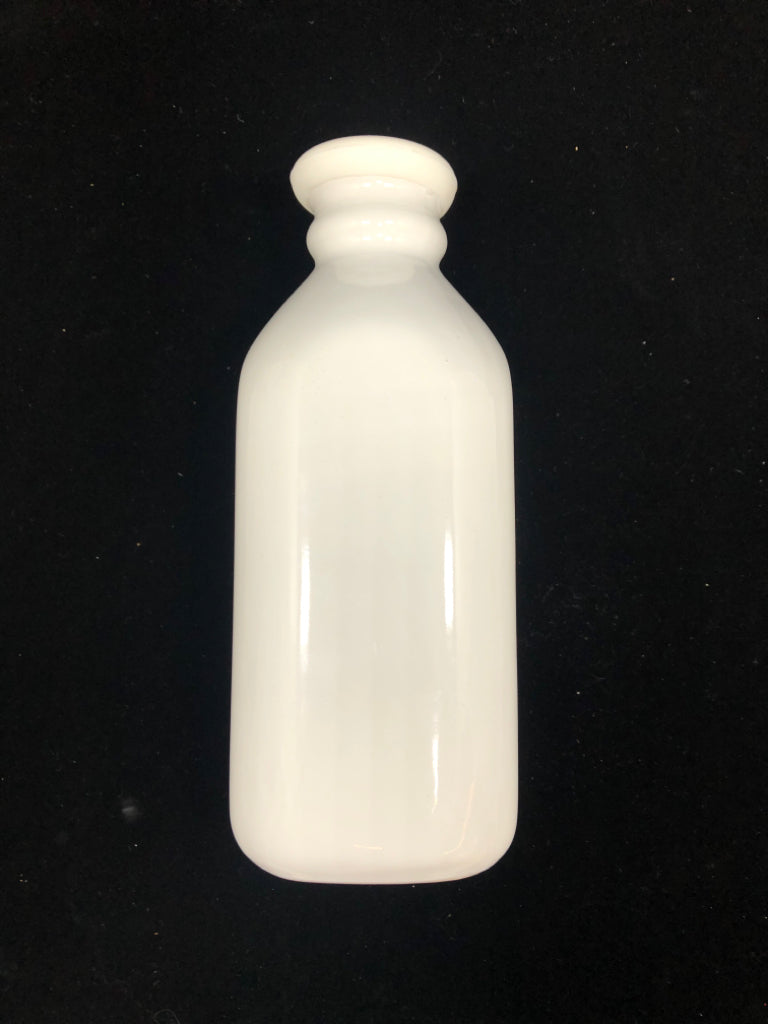 MILK JUG W/SILICONE COVER.