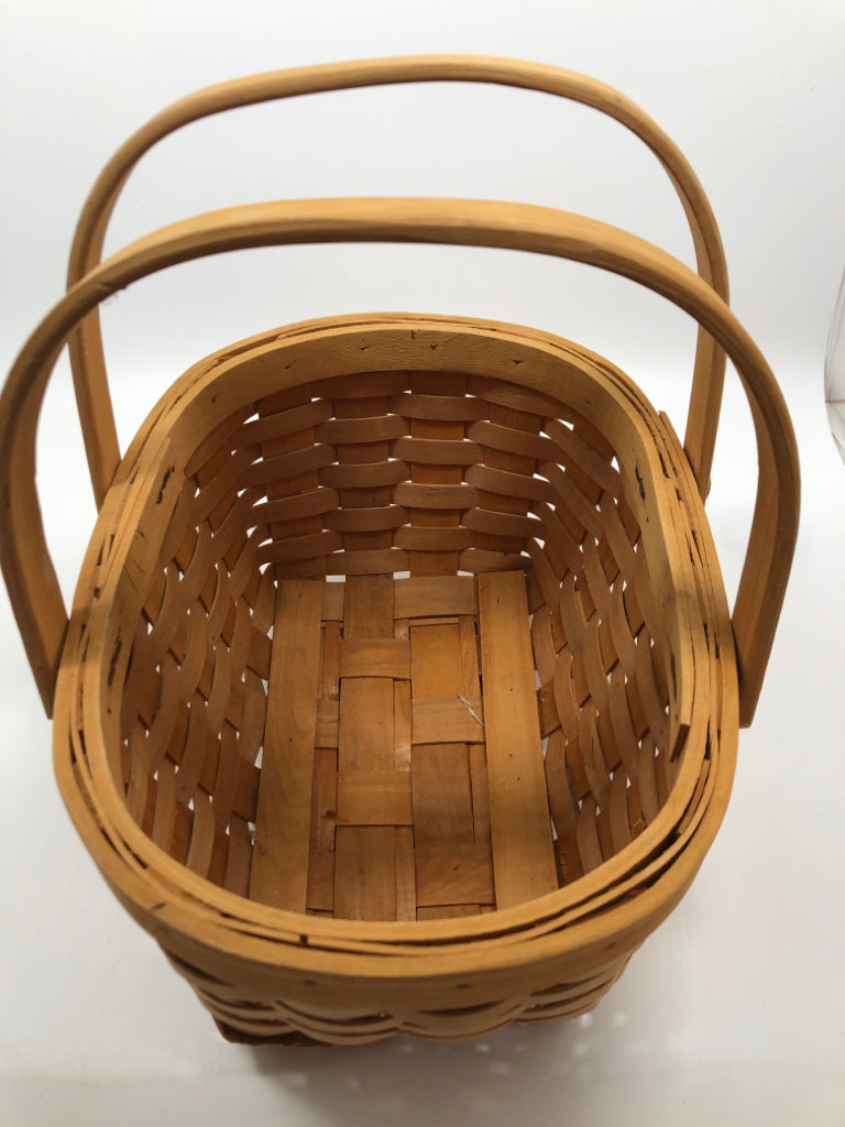 SM WOVEN WICKER BASKET W/HANDLES.