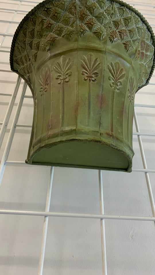METAL WALL MOUNT PLANTER W/DISTRESSED FINISH.