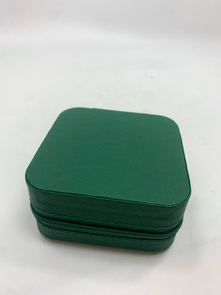 GREEN FAUX LEATHER TRAVEL JEWELRY BOX.