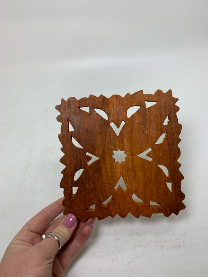 WOOD FISHES CARVED TRIVET.