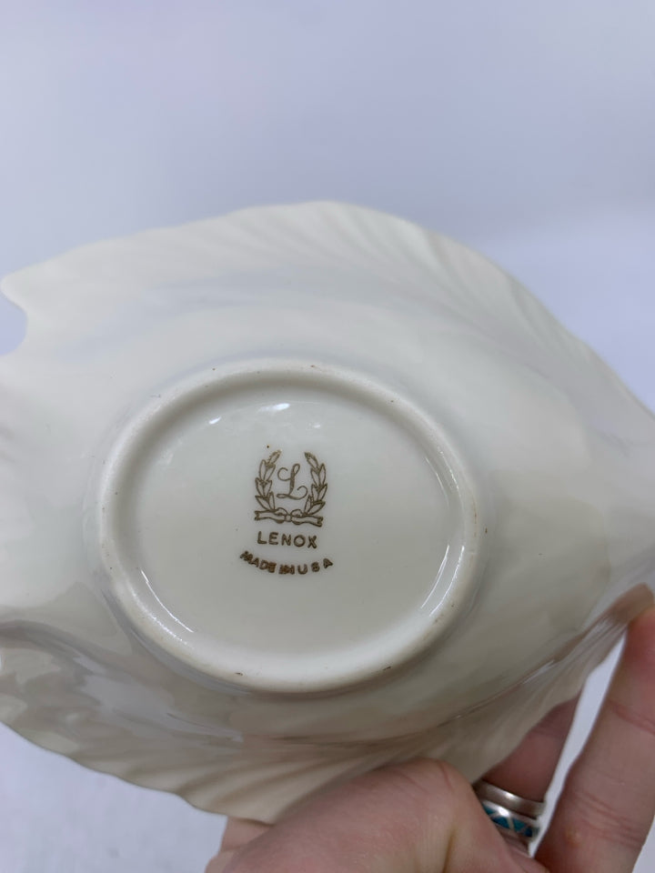 DOVE SHAPED CANDY DISH W/ GOLD DETAILS.