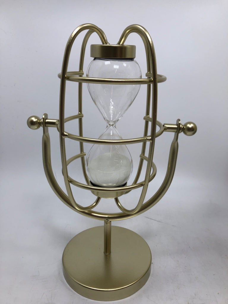 SUSPENDED GOLD SAND TIMER.