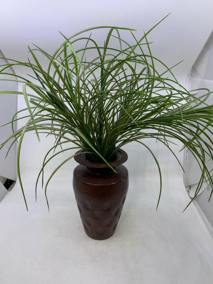 MAROON HAMMERED METAL VASE W/ FAUX GRASS.