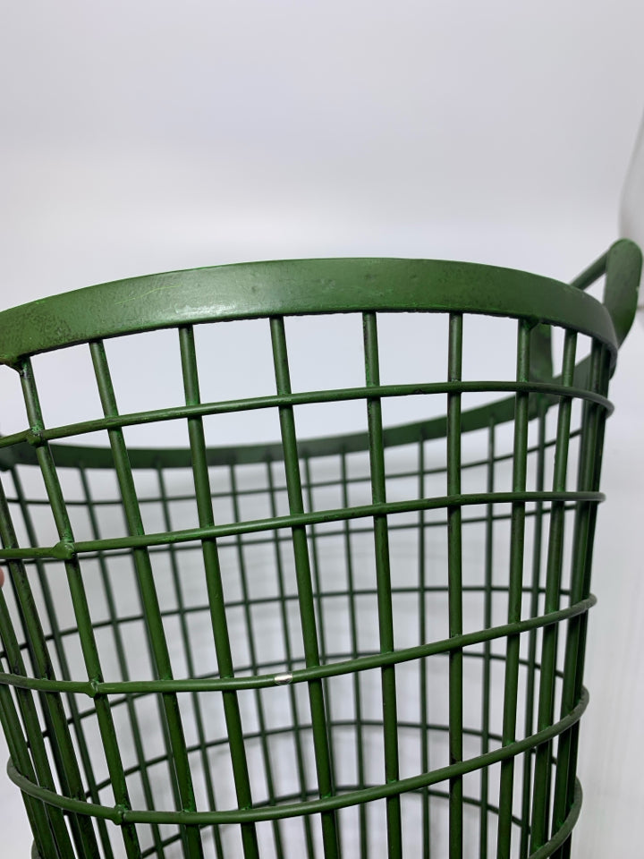 HEAVY GREEN METAL GRATE BASKET W/ HANDLES.