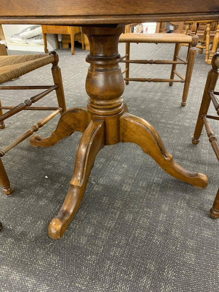 ROUND WOOD DINNER TABLE W/ 4 CHAIRS WOVEN SEATS GLASS TOP.