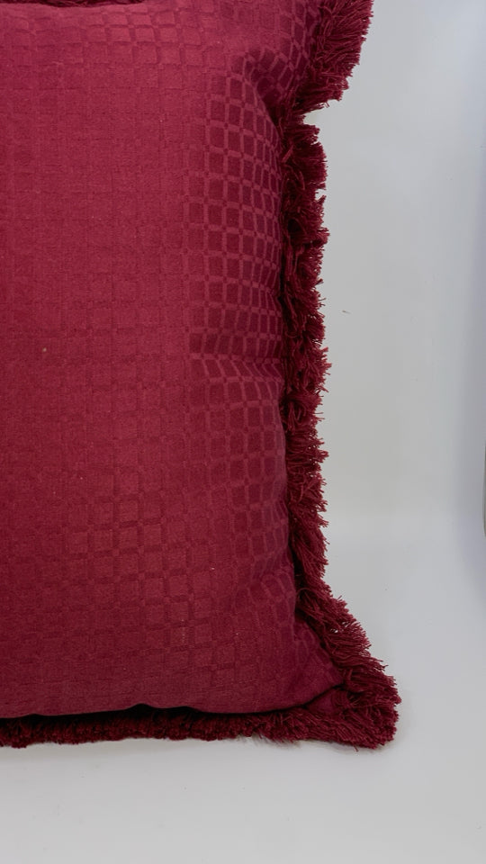MAROON ACCENT PILLOW W/FRINGE.