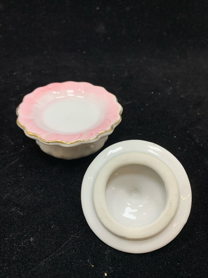 CAKE SHAPED COVERED TRINKET DISH.