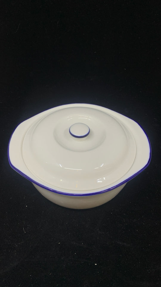 NIB WHITE & BLUE CASSEROLE DISH W/COVER.