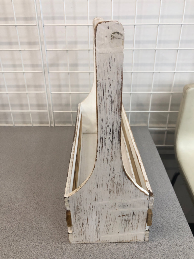 WOOD WHITE DISTRESSED CADDY.