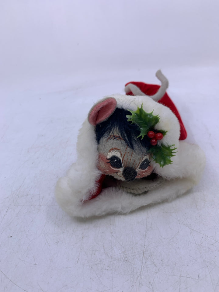 ANNALEE MOUSE IN SANTA HAT-1995