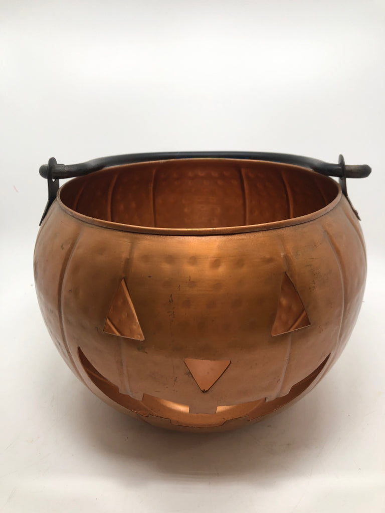 METAL PUMPKIN BUCKET W/HEAVY METAL HANDLE.