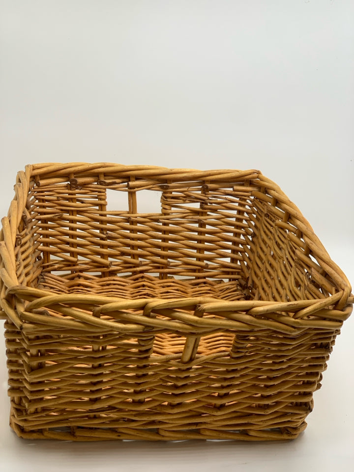 RECTANGLE WICKER STORAGE BASKET.