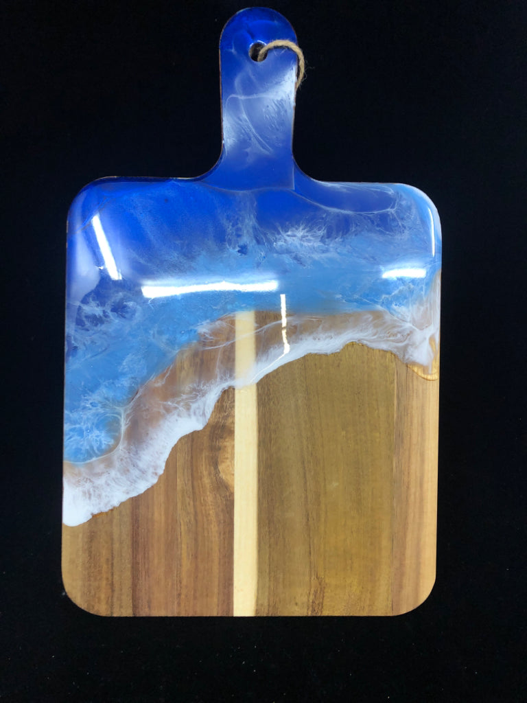 EPOXY DECORATIVE WOODEN CUTTING BOARD.