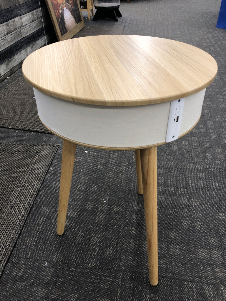 FAUX WOOD 3 LEGGED SIDE SPEAKER SIDE TABLE W/ CHARGER.