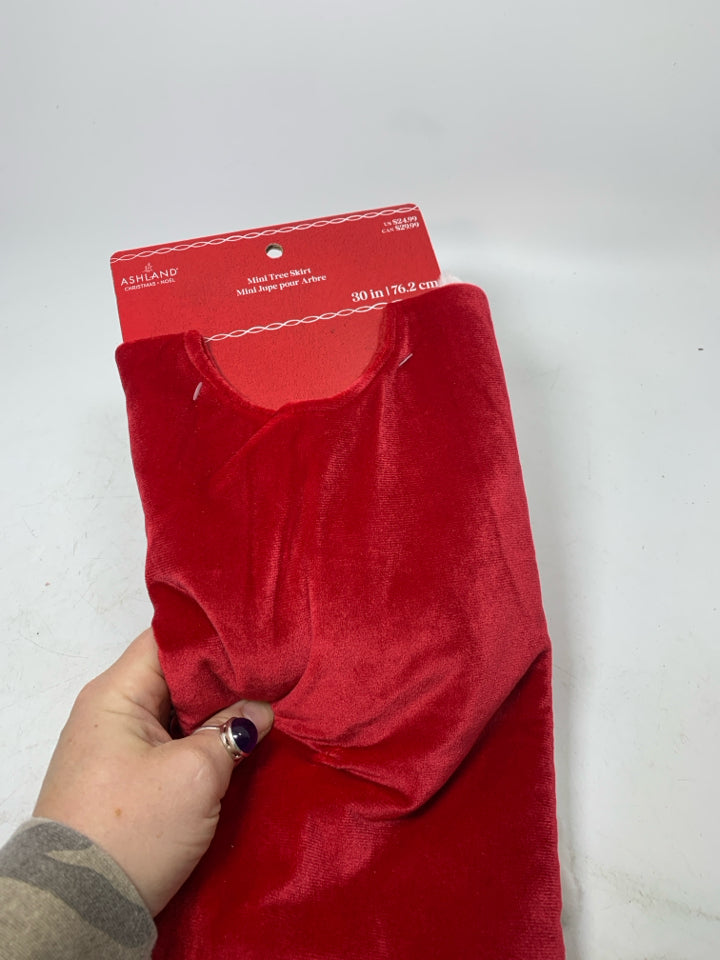 NIP ASHLAND RED/WHITE MINI TREE SKIRT.