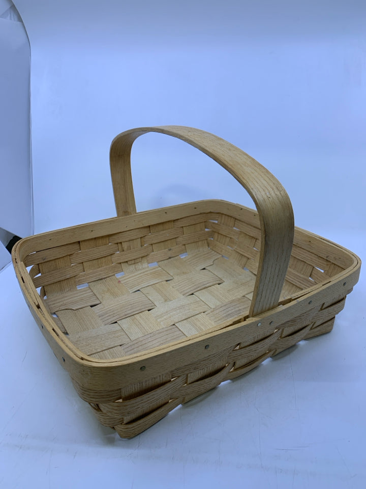 SQUARE BASKET WITH HANDLE.