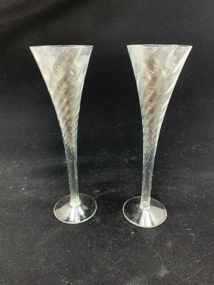2 CLEAR RIBBED GLASS CHAMPAGNE FLUTES.