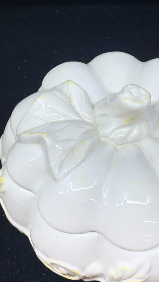 WHITE SCROLL PUMPKIN SERVER W LID.