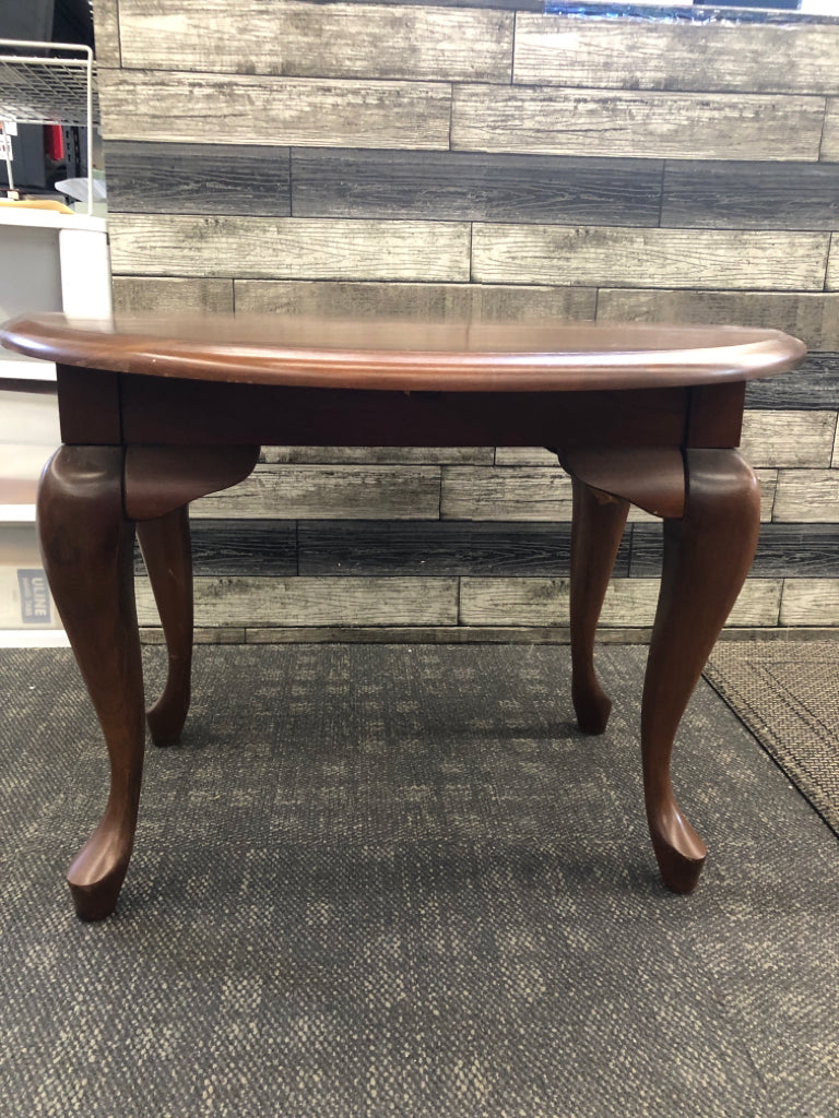 OVAL CHERRY WOOD DROP SIDE TABLE.