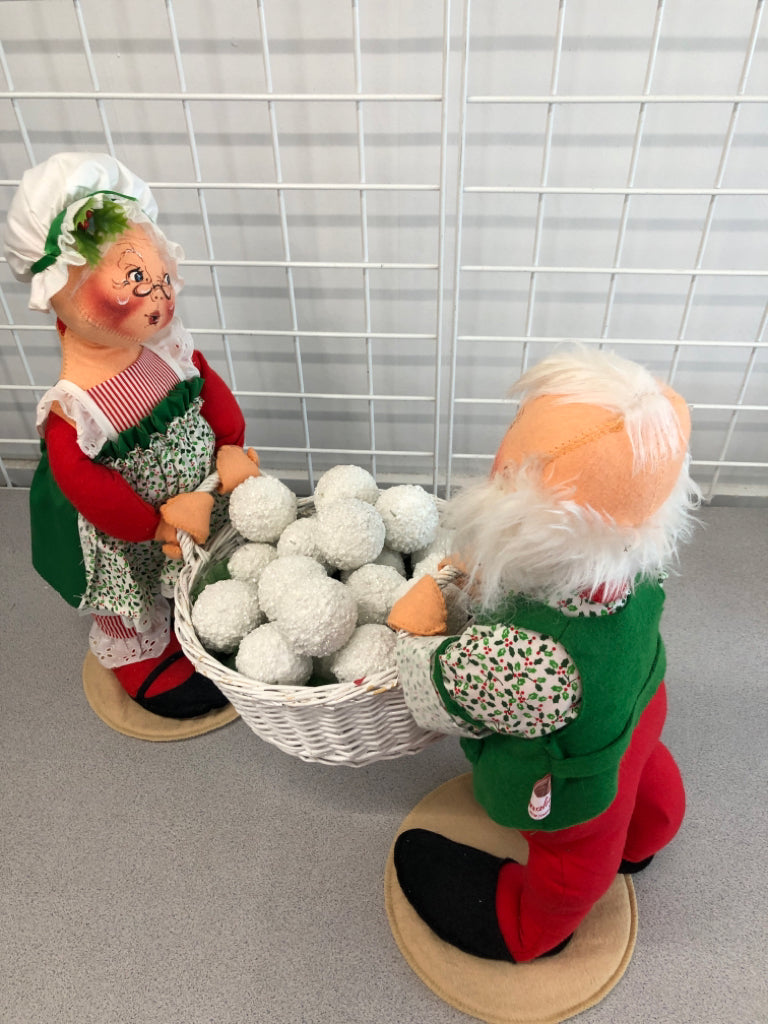 ANNALEE MR AND MRS CLAUS HOLDING BASKET OF SNOWBALLS LG FIGURINE.