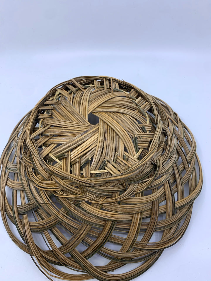 FANNED EDGE WAVY WOVEN BASKET.
