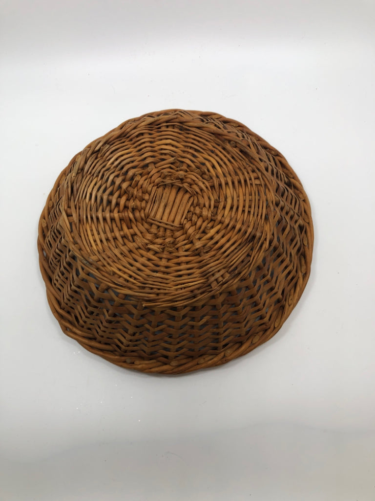 ROUND BROWN WICKER BOWL.