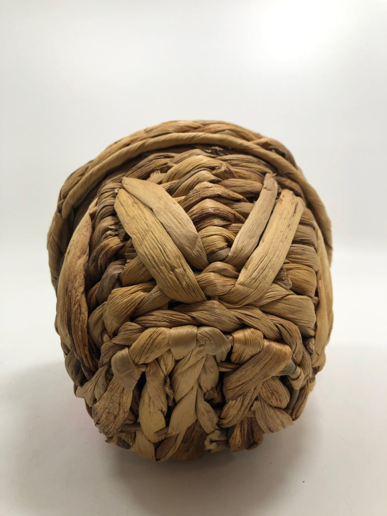 WOVEN ACORN-STYLE CANISTER.