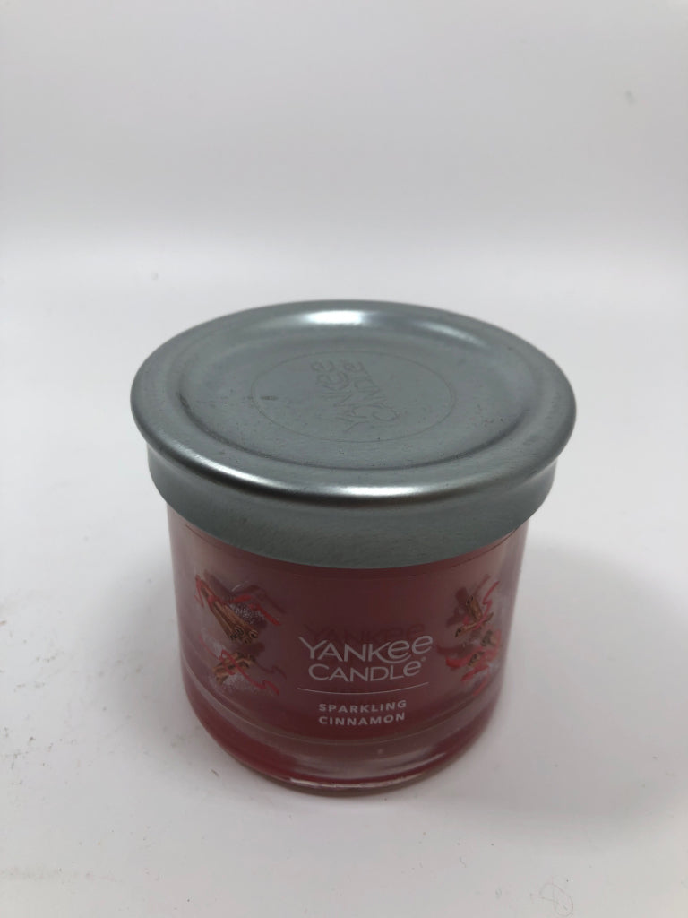 SPARKLING CINNAMON YANKEE CANDLE.