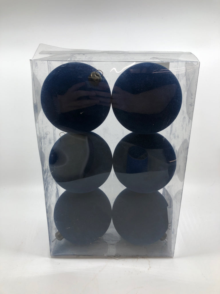 6 BLUE VELVET ORNAMENTS IN BOX.
