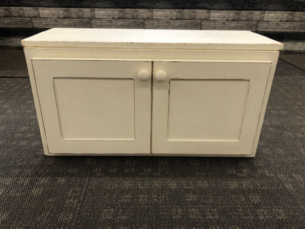 DISTRESSED CREAM STORAGE BENCH W/DOORS.