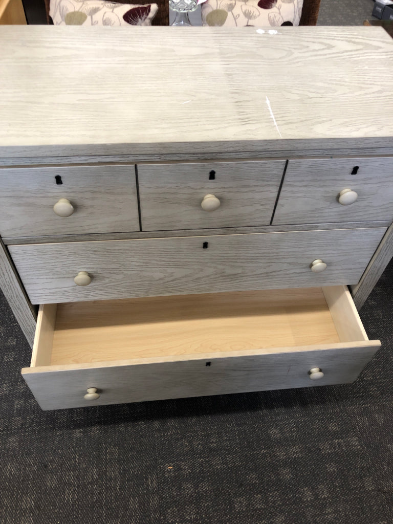 GRAY 3 DRAWER DRESSER *SCRATCHED.