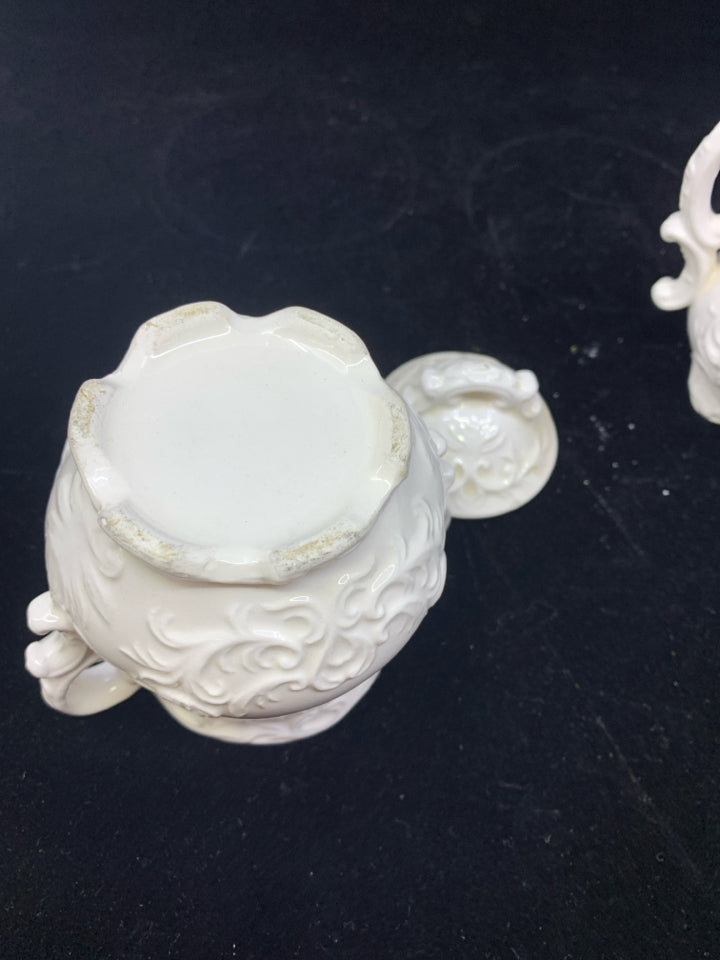 WHITE CERAMIC SUGAR & CREAMER SET.