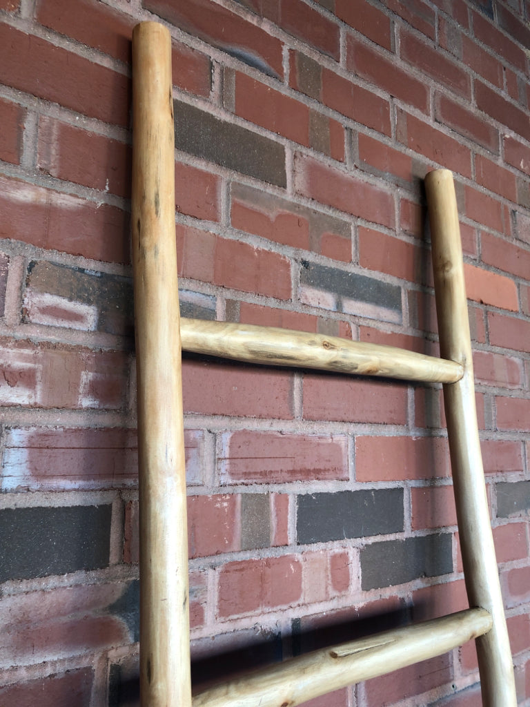 BLONDE 5 TIER BLANKET LADDER.