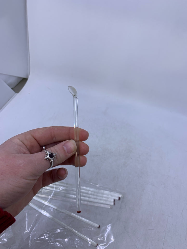 8 CLEAR GLASS DRINK STRRING SPOONS IN BAG.