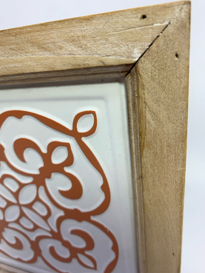 WHITE/PEACH DESIGN METAL TILE IN BLONDE WOOD FRAME.