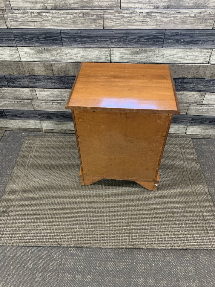 VTG STYLE MAPLE NIGHTSTAND W/DRAWER.