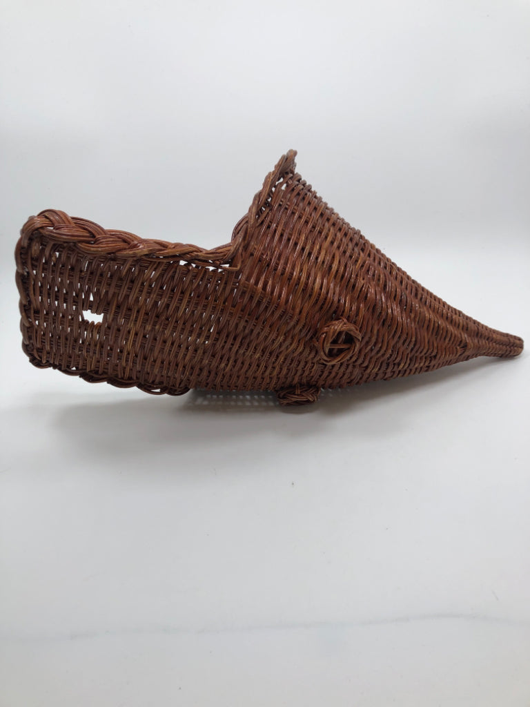 BROWN WICKER CORNUCOPIA BASKET.