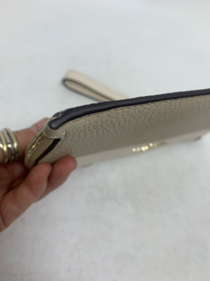 Kate Spade Cream/Tan Wristlet Medium L-Zip Pebbled Leather Wristlet