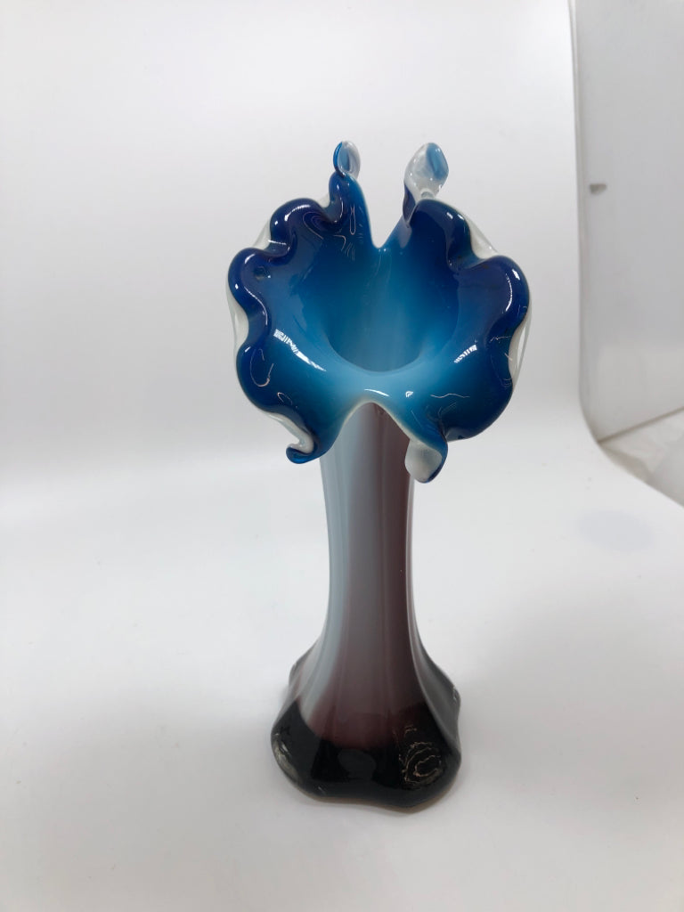 BLUE INTERIOR ART GLASS VASE.