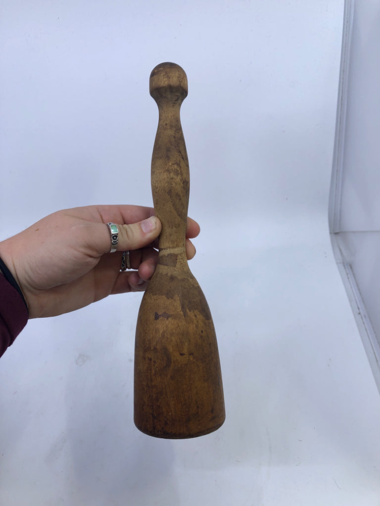 VTG WOODEN PESTLE.