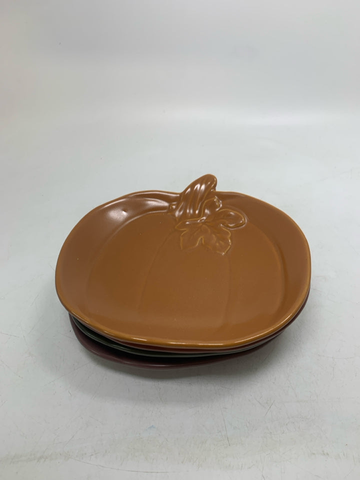 4 ASSORTED PUMPKIN SNACK PLATES BEE & WILLOW.