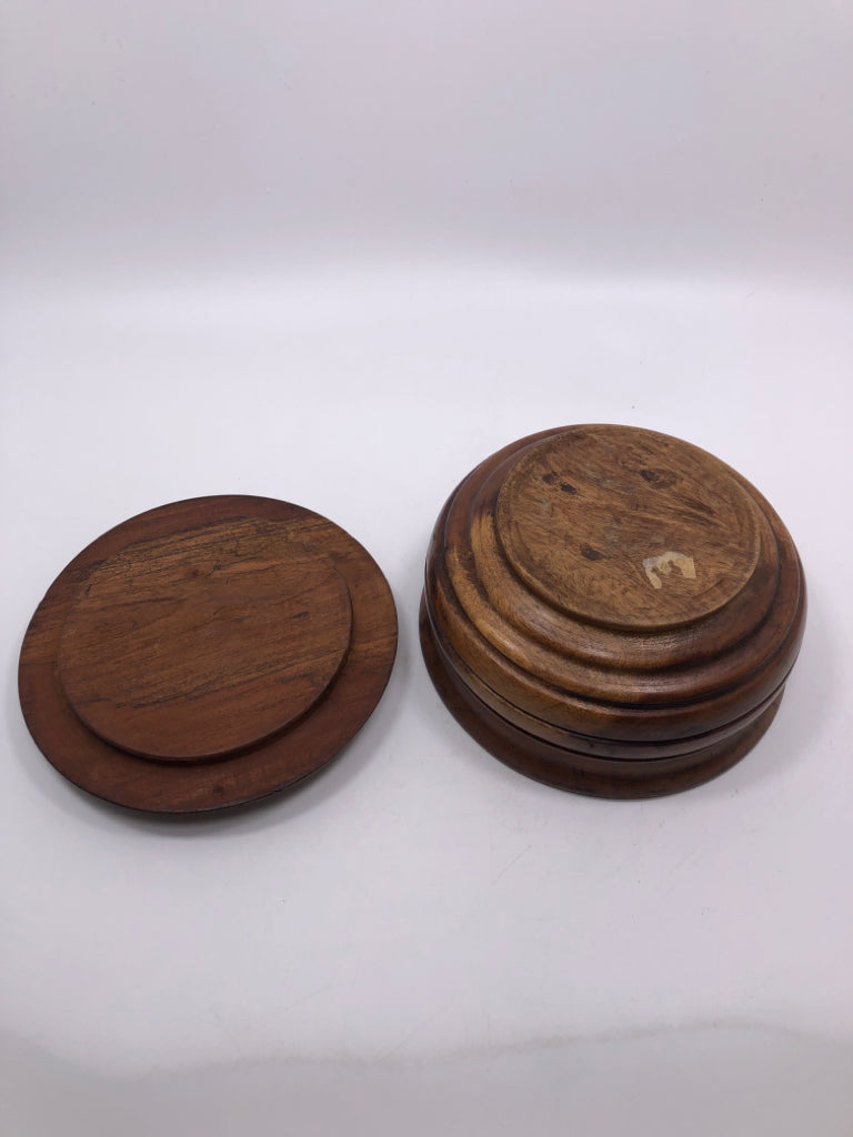 ROUND WOOD BOWL W/LEAF CARVED LID.