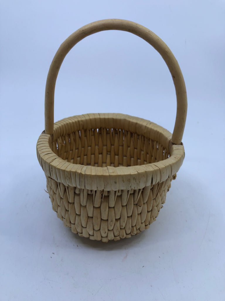 SMALL BLONDE TIGHT WOVEN BASKET.