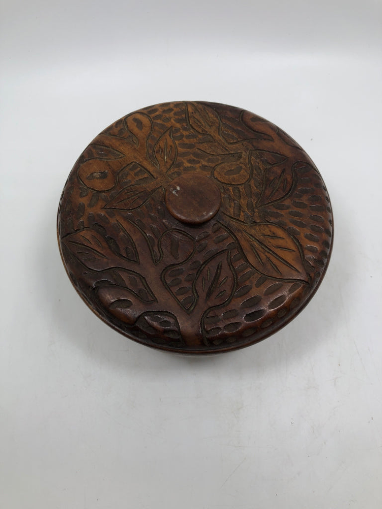 ROUND WOOD BOWL W/LEAF CARVED LID.