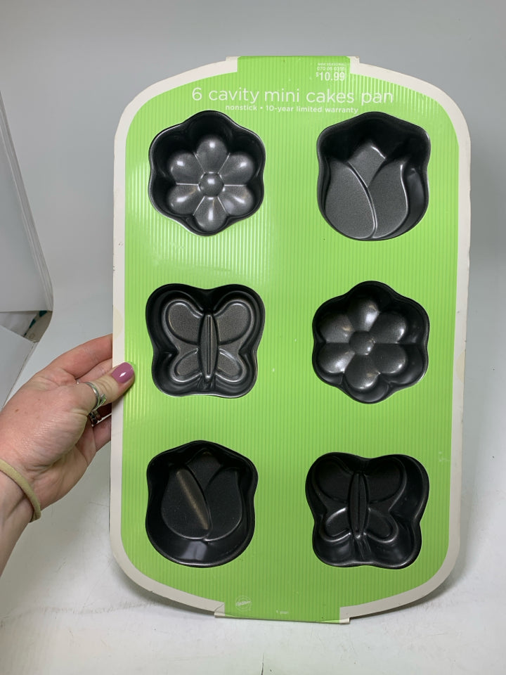 6 ASSORTED MINI CAKES PAN.