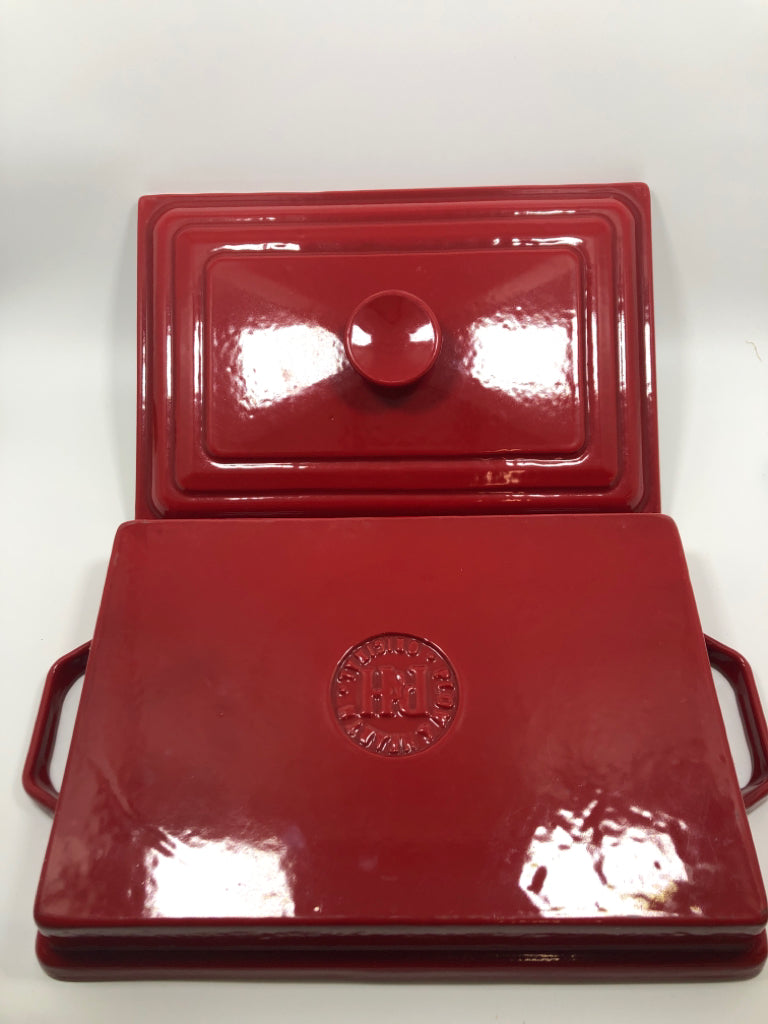 HEAVY RED STONEWARE BAKING DISH W/LID.