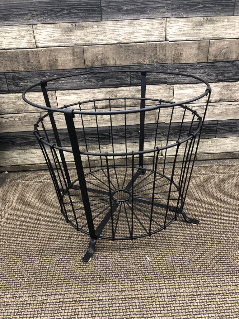 BLACK METAL BASKET SIDE TABLE.